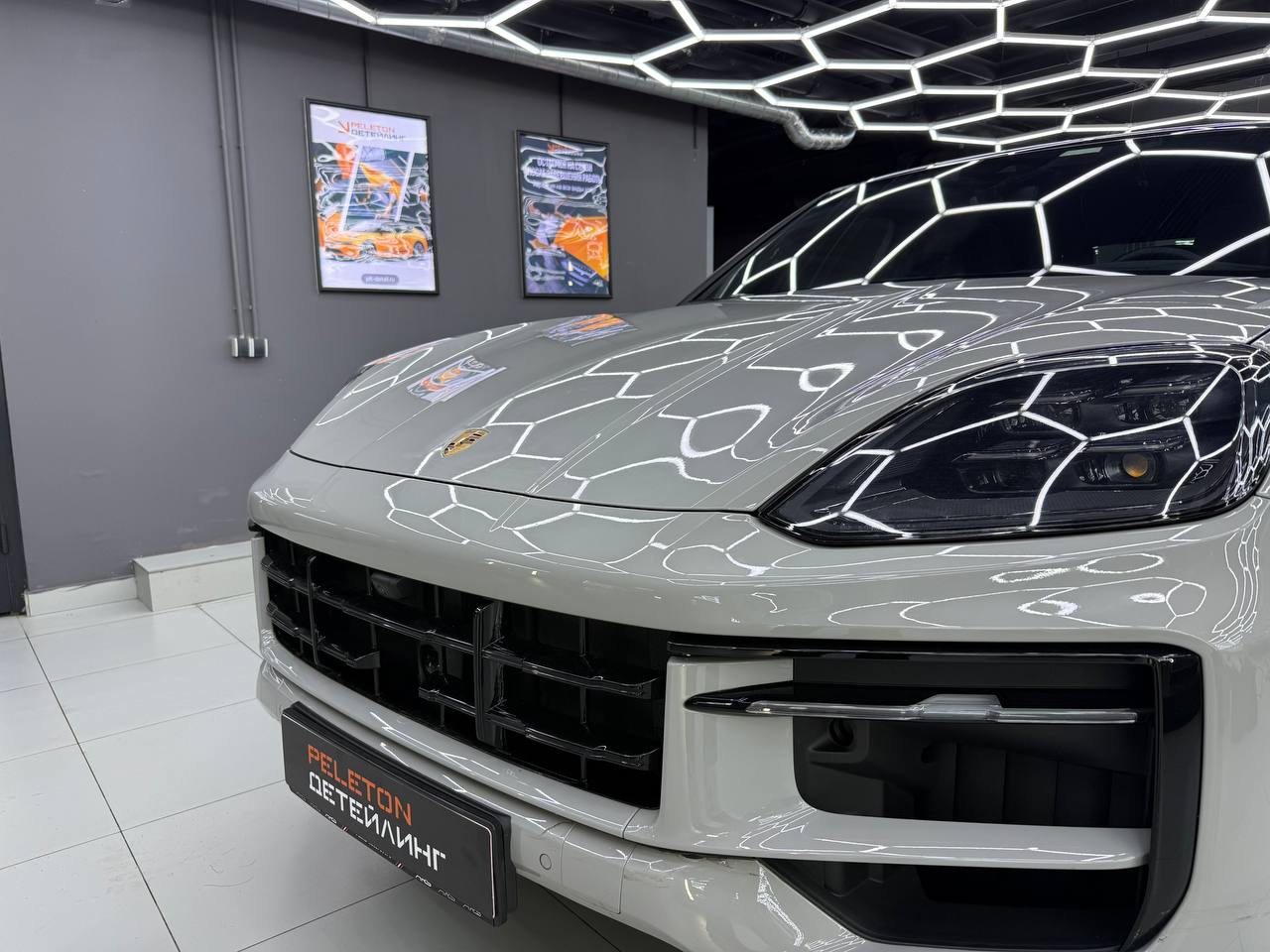 Оклейка Porsche Cayenne GTS в полиуретановую пленку 230 мкм: максимальная защита для максимального автомобиля